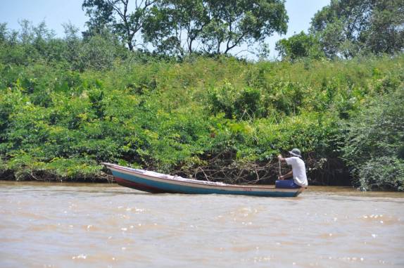 Pescador no Delta do Parnaíba, na fronteira dos estados do Piauí e Maranhão